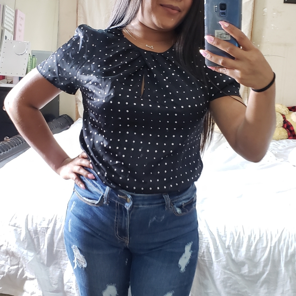 Ann taylor  polka dot saten short sleeve black and white size 6